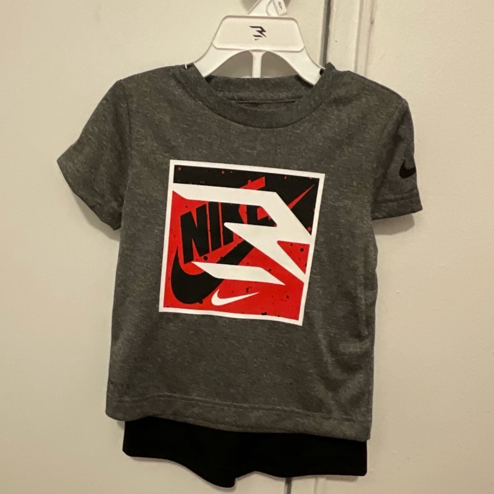 NWT NIKE BOYS 2 PIECE SET 2T